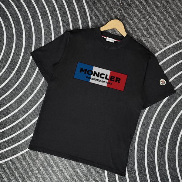 モンクレールTシャツ正面デザイン